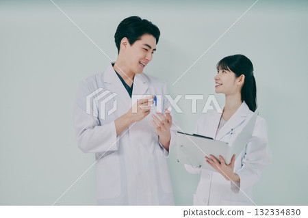 男人和女人穿著白大褂 132334830