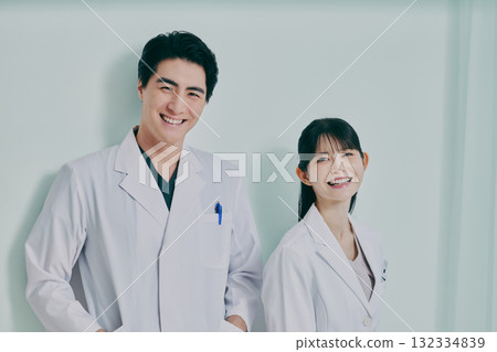 Men and women in white coats 132334839