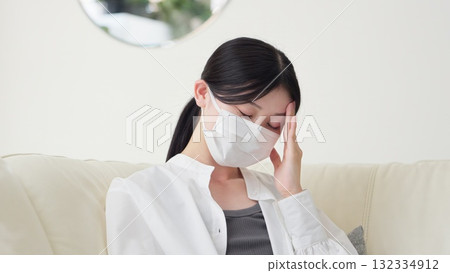 一名患有感冒和咳嗽的亞洲女性 一名患有感冒和咳嗽的亞洲女性 132334912