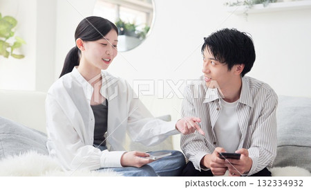 亞洲女性懷疑丈夫不忠並爭吵 亞洲女性懷疑丈夫不忠並爭吵 132334932