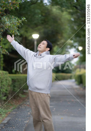 A man who poses 132335046