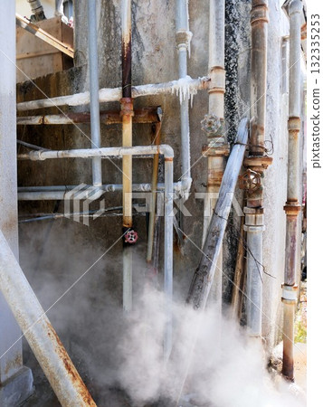 Behind the scenes at Tsuetate Onsen: Pipes carrying hot spring water (Oguni Town, Kumamoto Prefecture) Behind the scenes at Tsuetate Onsen: Pipes carrying hot spring water (Oguni Town, Kumamoto Prefecture) 132335253