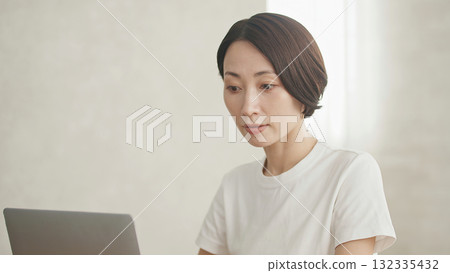 A woman who plays a personal computer 132335432
