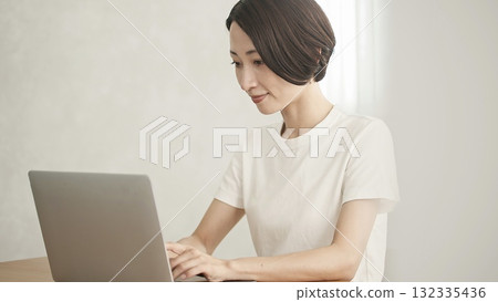 一個扮演個人電腦的女人 132335436