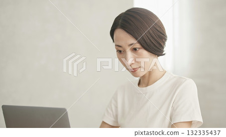 一個扮演個人電腦的女人 132335437