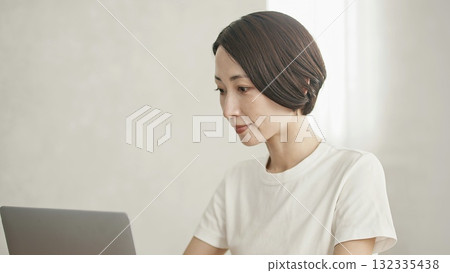 一個扮演個人電腦的女人 132335438