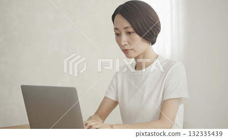 一個扮演個人電腦的女人 132335439