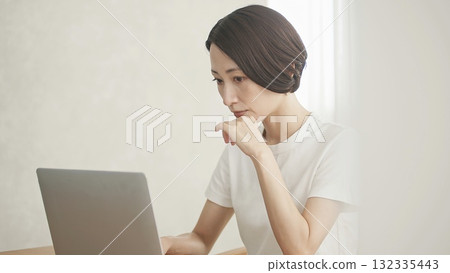 A woman who plays a personal computer A woman who plays a personal computer 132335443