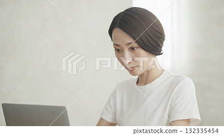 一個扮演個人電腦的女人 132335454