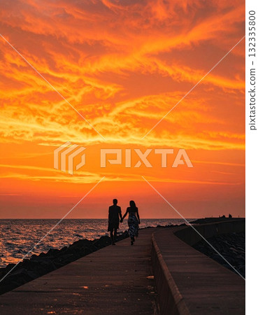 [AI 生成圖像] 插圖日落大海與戀人 132335800