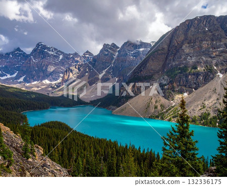 加拿大湖泊和洛磯山脈 132336175