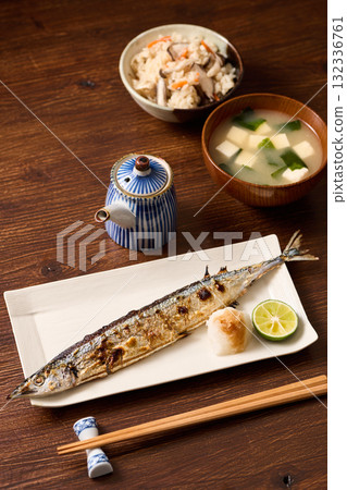 Salt-grilled saury 132336761