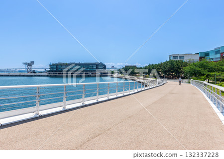 Yokohama Minato Mirai Shinko Park's seaside promenade and Hammerhead 132337228