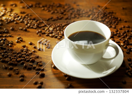 熱氣騰騰的咖啡 132337804