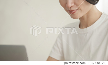 A woman who plays a personal computer A woman who plays a personal computer 132338126