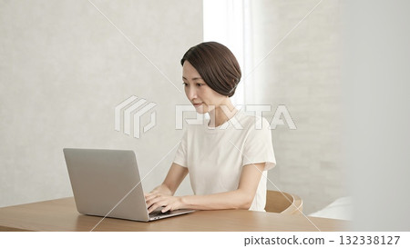 一個扮演個人電腦的女人 132338127