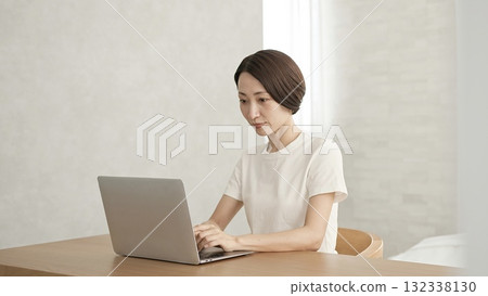 一個扮演個人電腦的女人 132338130