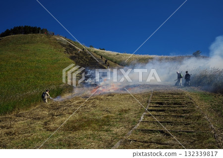 Japanese pampas grass Soni plateau autumn mountain burning Japanese pampas grass Soni plateau autumn mountain burning 132339817