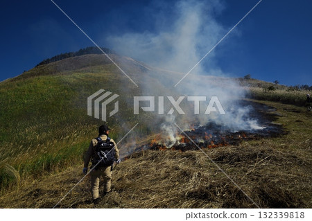 Japanese pampas grass Soni plateau autumn mountain burning Japanese pampas grass Soni plateau autumn mountain burning 132339818