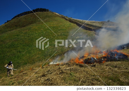 Japanese pampas grass Soni plateau autumn mountain burning Japanese pampas grass Soni plateau autumn mountain burning 132339823