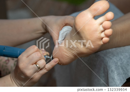 Professional foot exfoliating tool with rotating head. 132339934