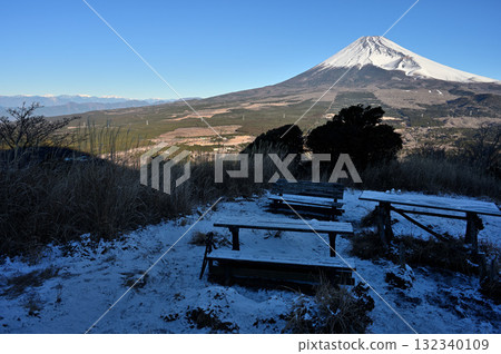 Mount Echizen in the Aitaka Mountains, Mount Fuji seen from Umanose Observatory in midwinter Mount Echizen in the Aitaka Mountains, Mount Fuji seen from Umanose Observatory in midwinter 132340109