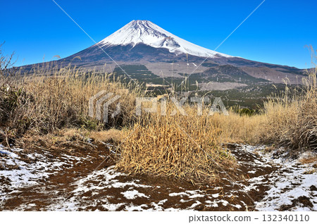 From Mount Echizen in the Aitaka mountain range, the snow-covered Kayato hiking trail and Mount Fuji From Mount Echizen in the Aitaka mountain range, the snow-covered Kayato hiking trail and Mount Fuji 132340110
