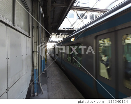 京濱東北線列車與昏暗的月台之間的空隙 京濱東北線列車與昏暗的月台之間的空隙 132340124