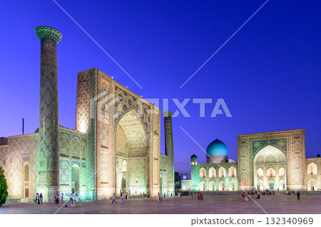 烏茲別克撒馬爾罕雷吉斯坦廣場的美麗夜景 132340969
