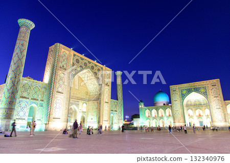 烏茲別克撒馬爾罕雷吉斯坦廣場的美麗夜景 132340976