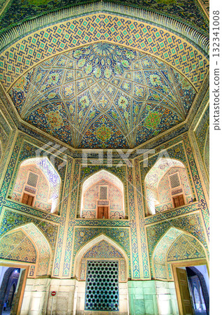 烏茲別克撒馬爾罕雷吉斯坦廣場的美麗夜景 132341008