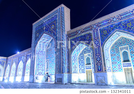 烏茲別克撒馬爾罕雷吉斯坦廣場的美麗夜景 132341011