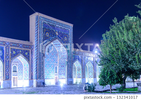 烏茲別克撒馬爾罕雷吉斯坦廣場的美麗夜景 132341017