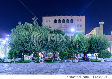 烏茲別克撒馬爾罕雷吉斯坦廣場的美麗夜景 132341019