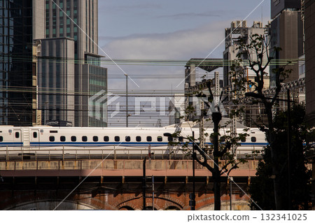 傍晚時分穿過京王線的列車 132341025