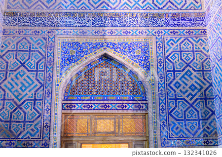 烏茲別克撒馬爾罕雷吉斯坦廣場的美麗夜景 132341026