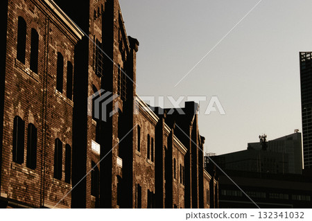 從建築物的山谷看到的天空 132341032