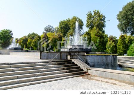 風景優美的安靜公園,有噴泉 風景優美的安靜公園,有噴泉 132341353