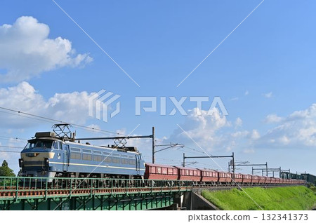 東海道本線運行的EF66型27號機車，牽引著紅色的HOKI型機車 132341373