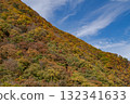 金色的山脈和蔚藍的秋日天空 132341633