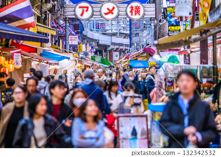 Tokyo cityscape in Japan: Inbound tourism continues... It's like a "foreign country," with Ameyoko and other areas bustling with foreign tourists (24th) Tokyo cityscape in Japan: Inbound tourism continues... It's like a "foreign country," with Ameyoko and other areas bustling with foreign tourists (24th) 132342532