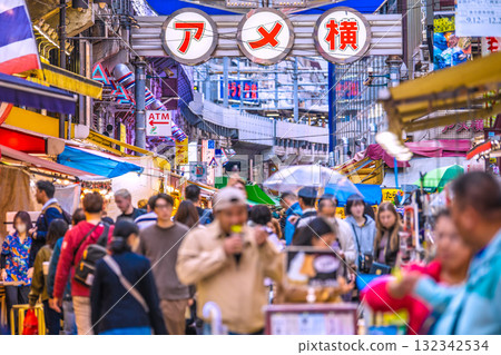 Tokyo cityscape in Japan: Inbound tourism continues... It's like a "foreign country," with Ameyoko and other areas bustling with foreign tourists (24th) Tokyo cityscape in Japan: Inbound tourism continues... It's like a "foreign country," with Ameyoko and other areas bustling with foreign tourists (24th) 132342534