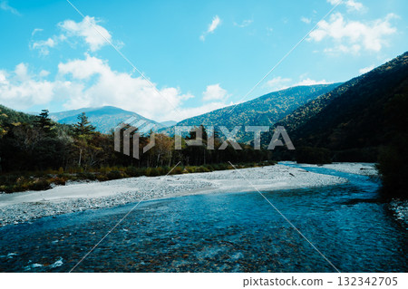 上高地美麗的風景 132342705