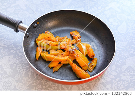 Stir-fry the chopped pumpkin 132342803