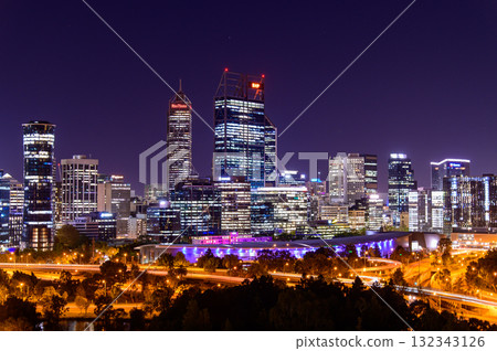 Beautiful night view of Perth, said to be the most beautiful city in the world 132343126