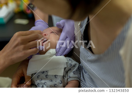 嬰兒正在喝活疫苗 嬰兒正在喝活疫苗 132343850