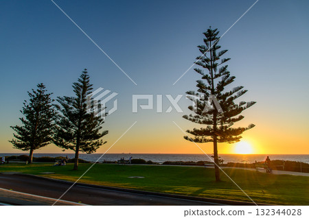 Spectacular sunset over the Indian Ocean on Australia's west coast Spectacular sunset over the Indian Ocean on Australia's west coast 132344028