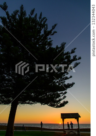 Spectacular sunset over the Indian Ocean on Australia's west coast 132344043