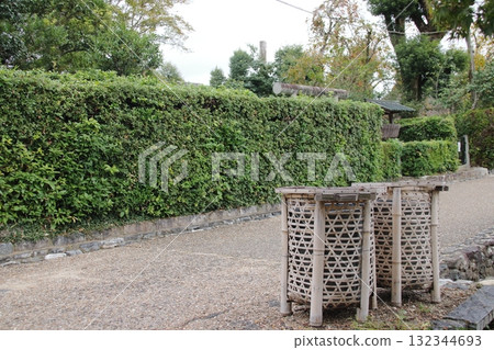 京都嵯峨野洛神社附近的竹製垃圾桶 京都嵯峨野洛神社附近的竹製垃圾桶 132344693