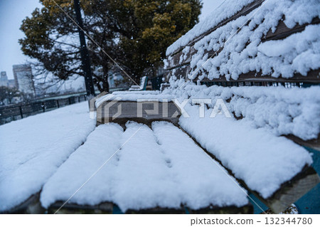被白雪覆蓋的木凳 132344780